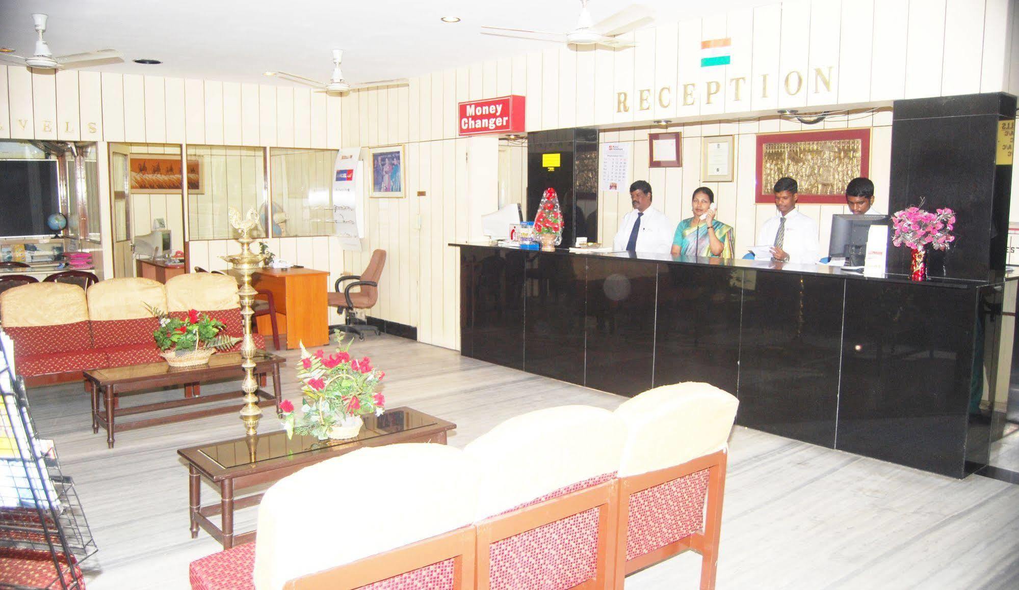 Hotel Pandian Chennai Exteriör bild